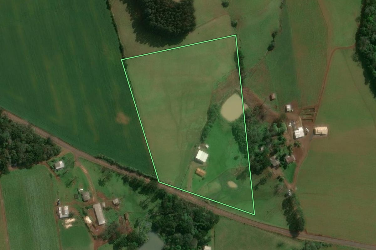 Imagem de satélite do imóvel rural em Lagoa Vermelha (RS), com o contorno declarado no CAR desenhado por cima.