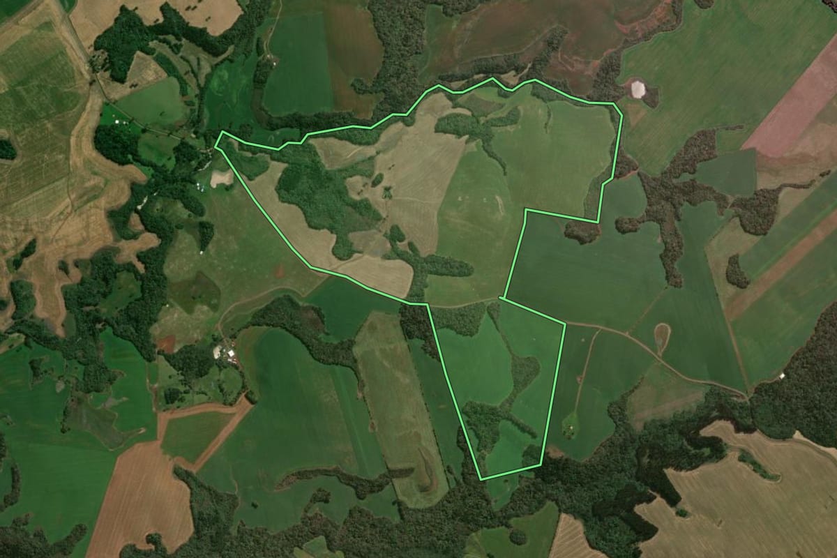 Imagem de satélite do imóvel rural em Lagoa Vermelha (RS), com o contorno declarado no CAR desenhado por cima.