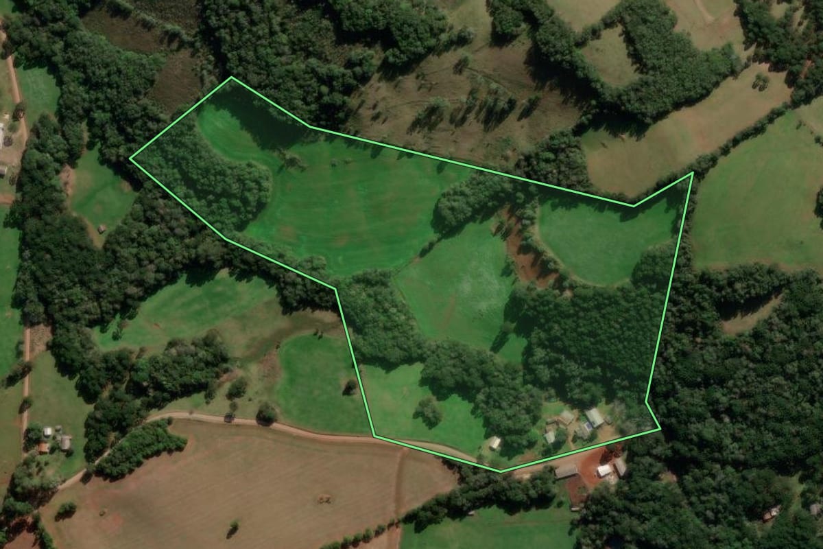 Imagem de satélite do imóvel rural em Lagoa Vermelha (RS), com o contorno declarado no CAR desenhado por cima.