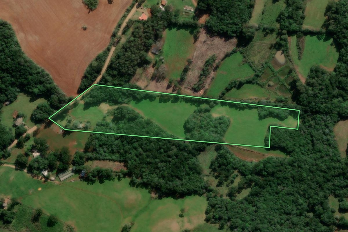 Imagem de satélite do imóvel rural em Lagoa Vermelha (RS), com o contorno declarado no CAR desenhado por cima.