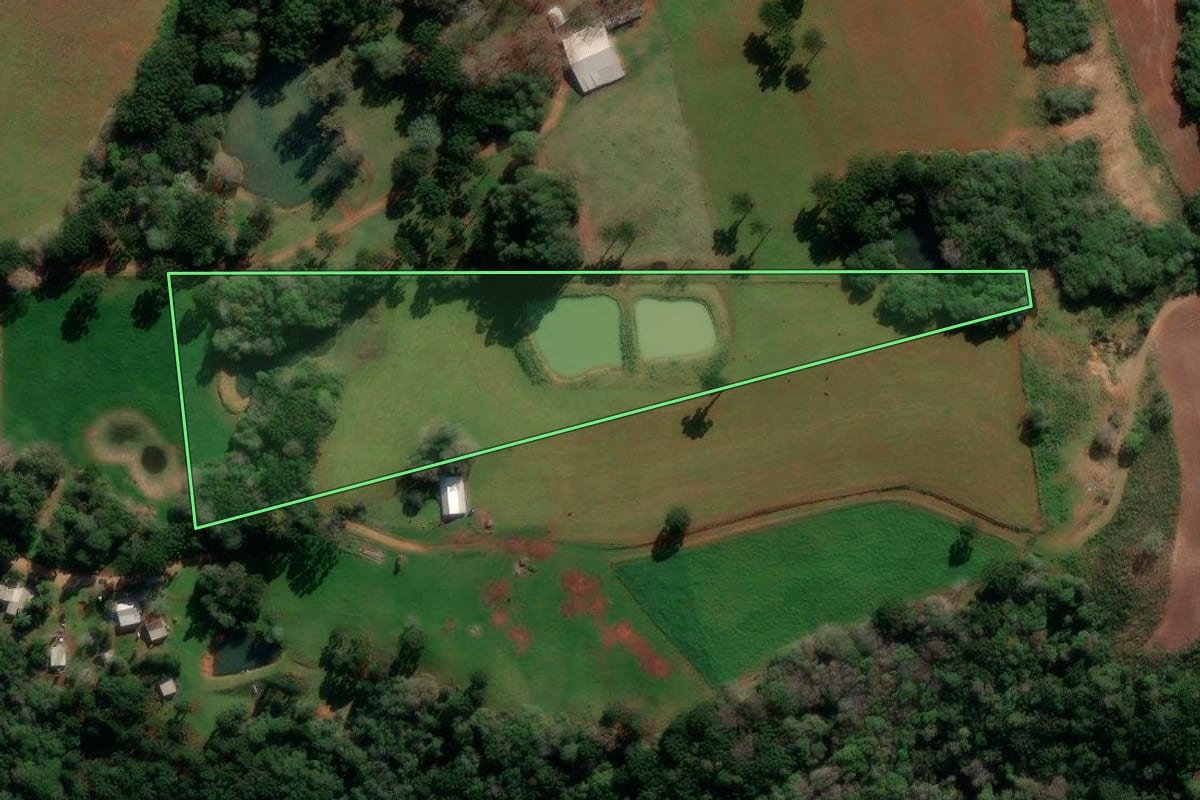 Imagem de satélite do imóvel rural em Lagoa Vermelha (RS), com o contorno declarado no CAR desenhado por cima.