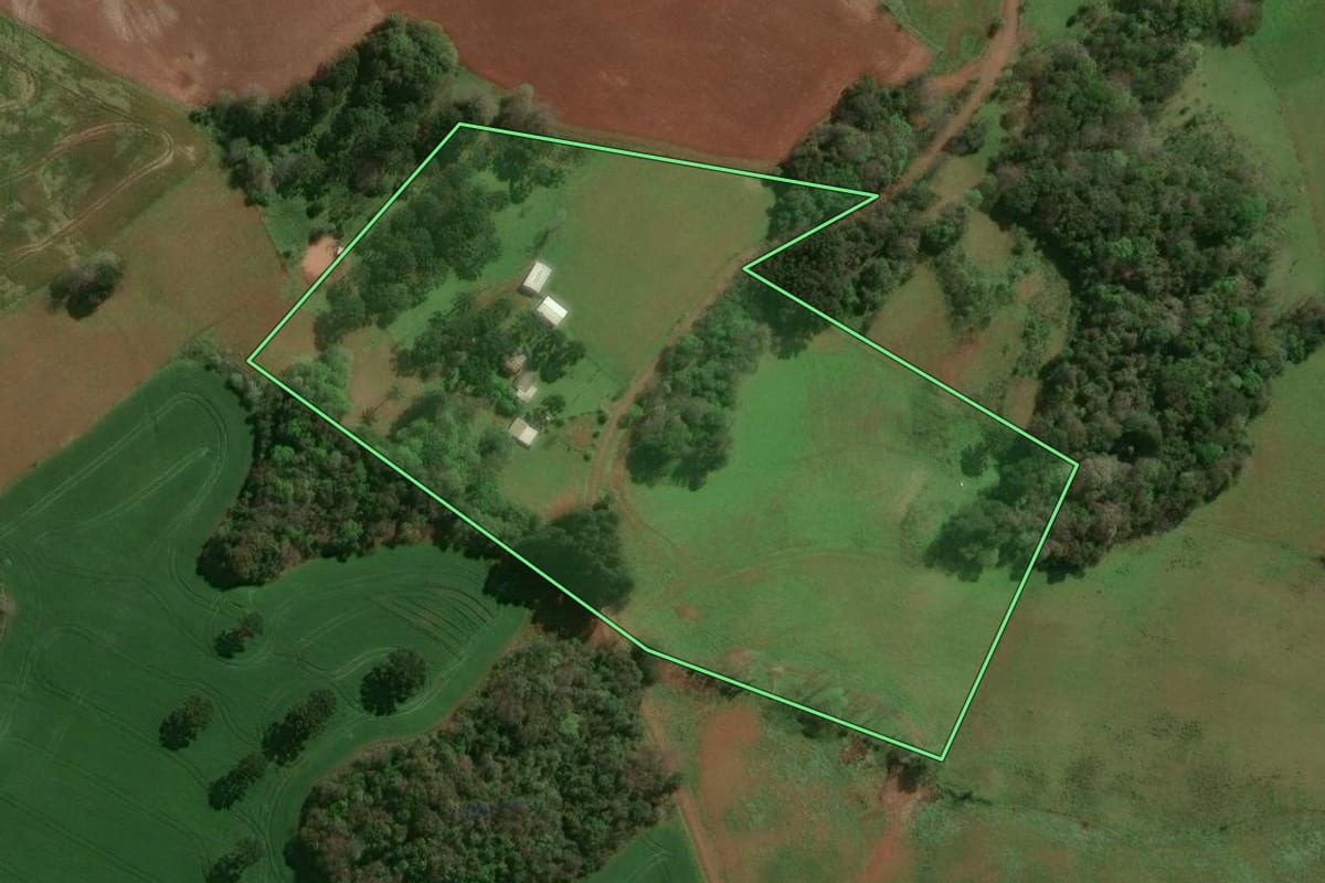 Imagem de satélite do imóvel rural em Lagoa Vermelha (RS), com o contorno declarado no CAR desenhado por cima.