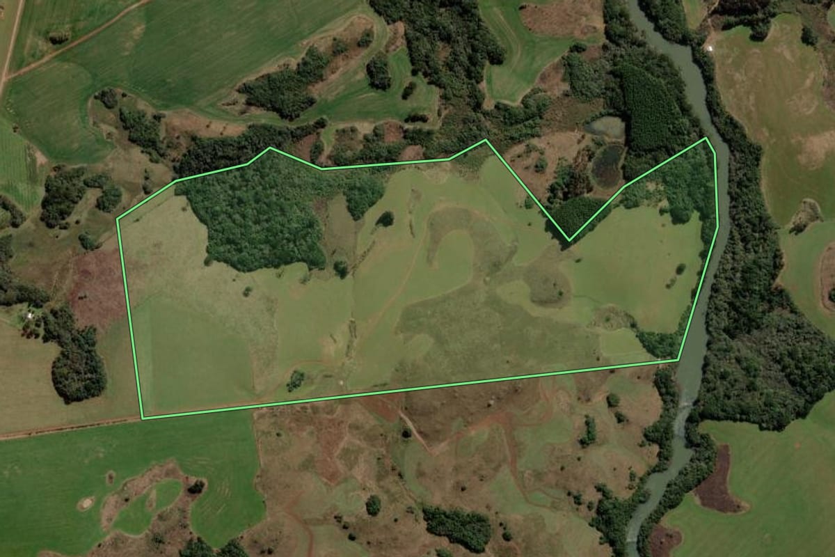 Imagem de satélite do imóvel rural em Lagoa Vermelha (RS), com o contorno declarado no CAR desenhado por cima.