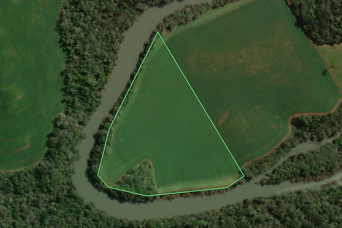Imagem de satélite do imóvel rural em Lagoa Vermelha (RS), com o contorno declarado no CAR desenhado por cima.