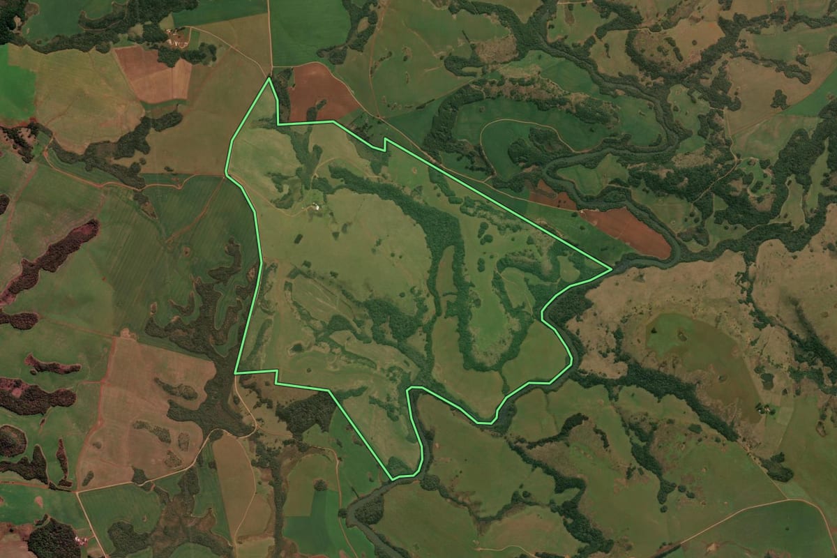 Imagem de satélite do imóvel rural em Lagoa Vermelha (RS), com o contorno declarado no CAR desenhado por cima.