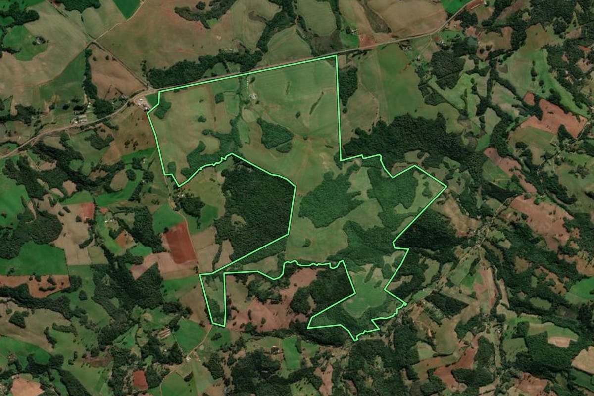 Imagem de satélite do imóvel rural em Lagoa Vermelha (RS), com o contorno declarado no CAR desenhado por cima.