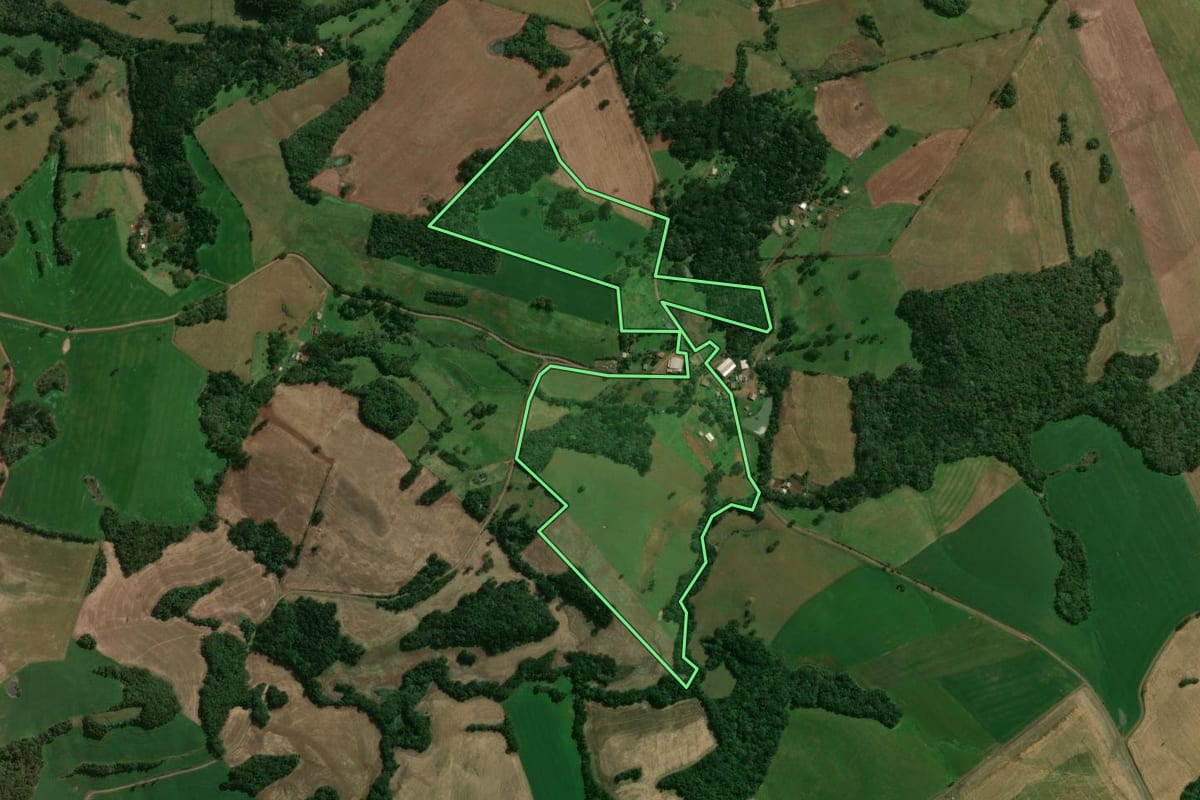 Imagem de satélite do imóvel rural em Lagoa Vermelha (RS), com o contorno declarado no CAR desenhado por cima.