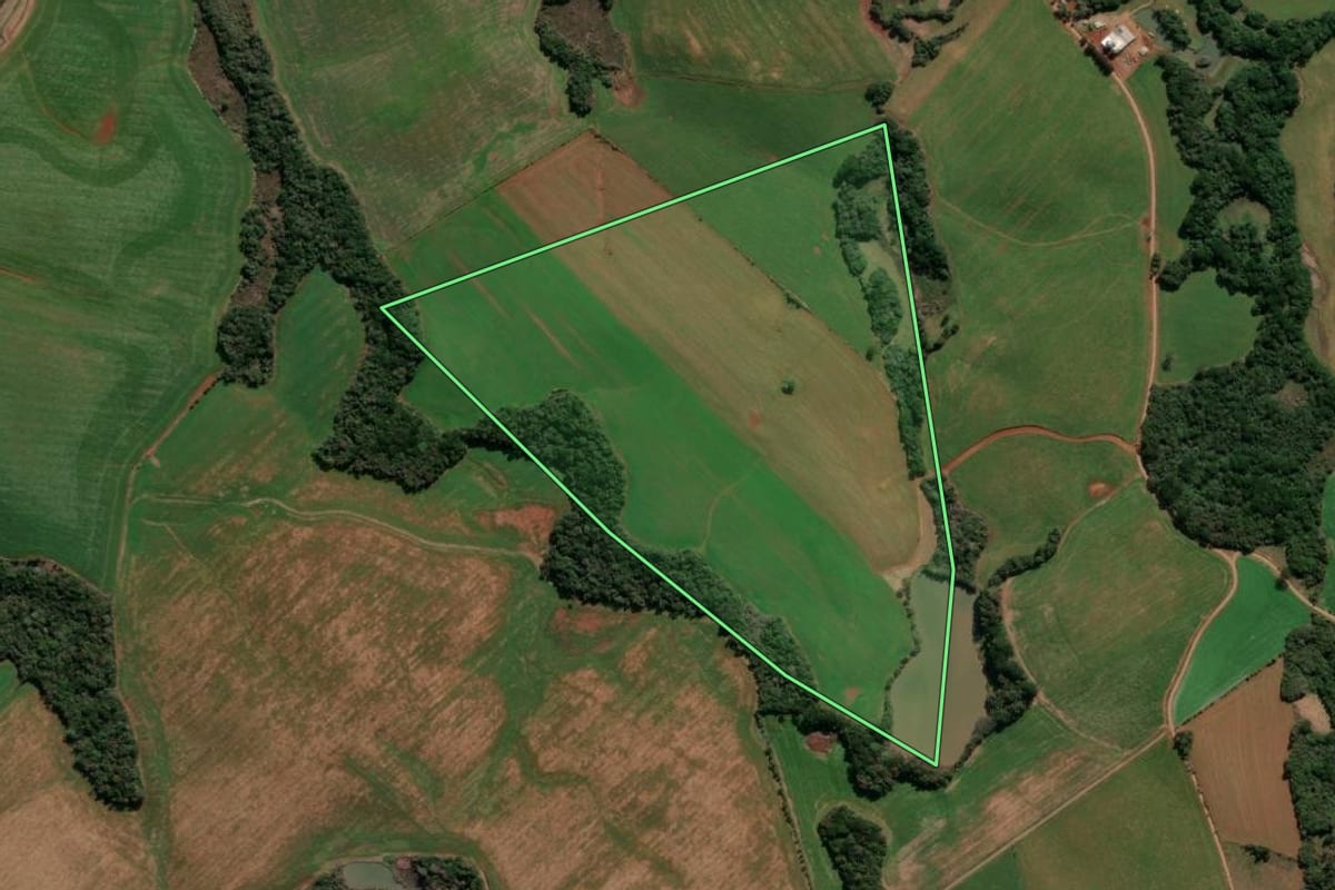 Imagem de satélite do imóvel rural em Lagoa Vermelha (RS), com o contorno declarado no CAR desenhado por cima.
