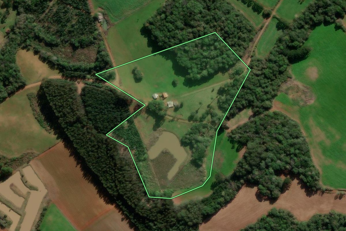 Imagem de satélite do imóvel rural em Lagoa Vermelha (RS), com o contorno declarado no CAR desenhado por cima.