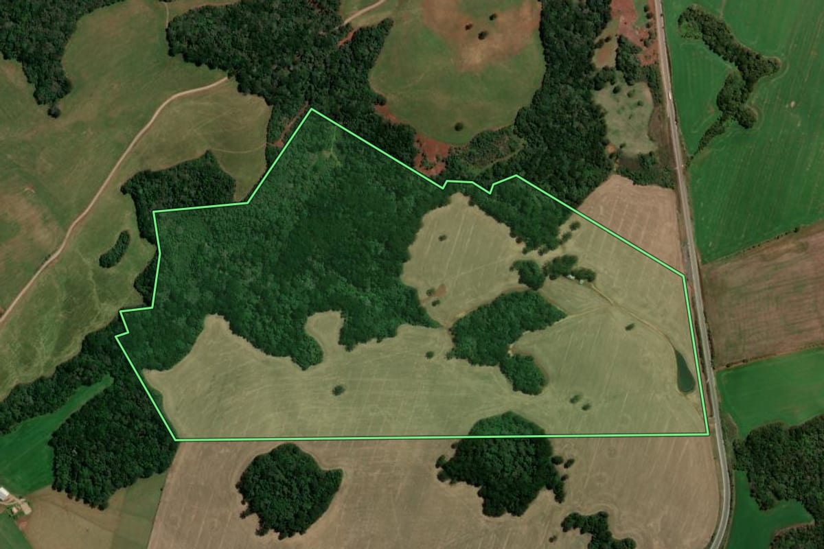 Imagem de satélite do imóvel rural em Lagoa Vermelha (RS), com o contorno declarado no CAR desenhado por cima.