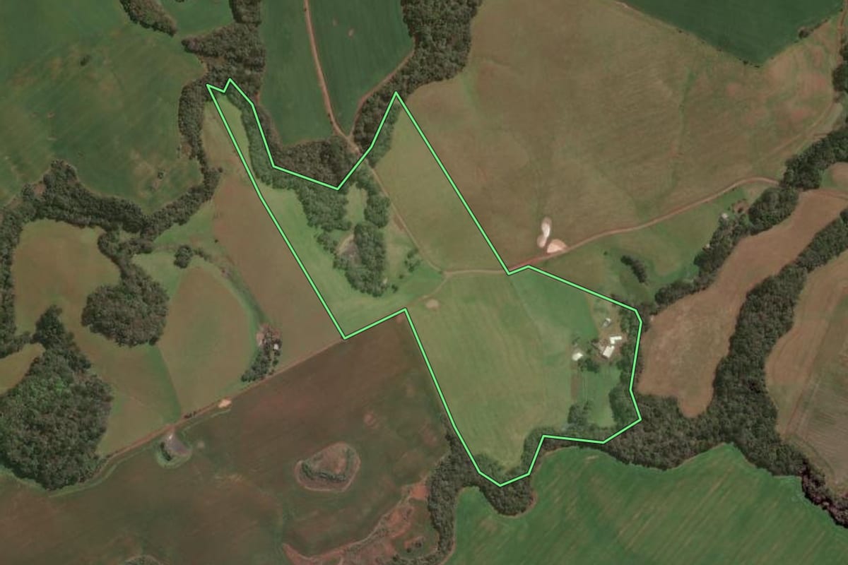 Imagem de satélite do imóvel rural em Lagoa Vermelha (RS), com o contorno declarado no CAR desenhado por cima.