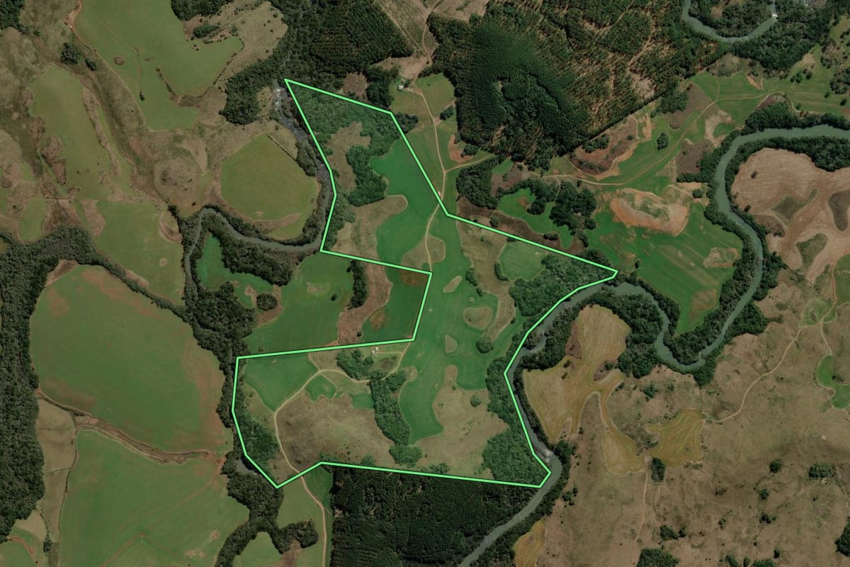 Imagem de satélite do imóvel rural em Lagoa Vermelha (RS), com o contorno declarado no CAR desenhado por cima.