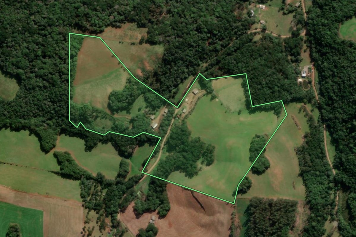 Imagem de satélite do imóvel rural em Lagoa Vermelha (RS), com o contorno declarado no CAR desenhado por cima.