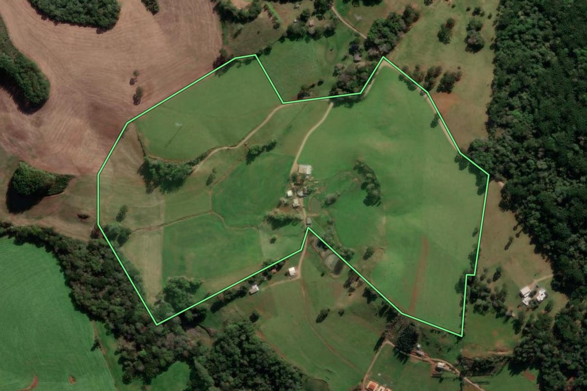 Imagem de satélite do imóvel rural em Lagoa Vermelha (RS), com o contorno declarado no CAR desenhado por cima.