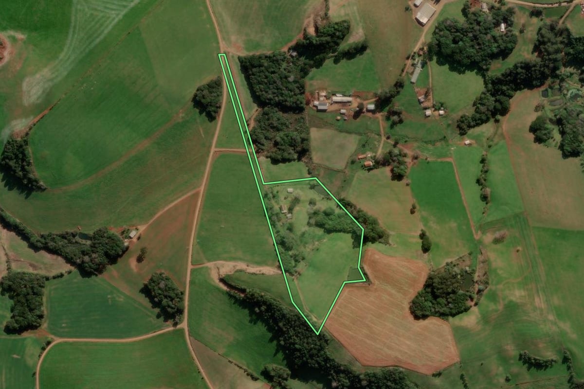 Imagem de satélite do imóvel rural em Lagoa Vermelha (RS), com o contorno declarado no CAR desenhado por cima.