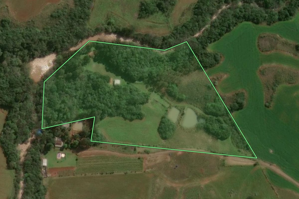 Imagem de satélite do imóvel rural em Lagoa Vermelha (RS), com o contorno declarado no CAR desenhado por cima.