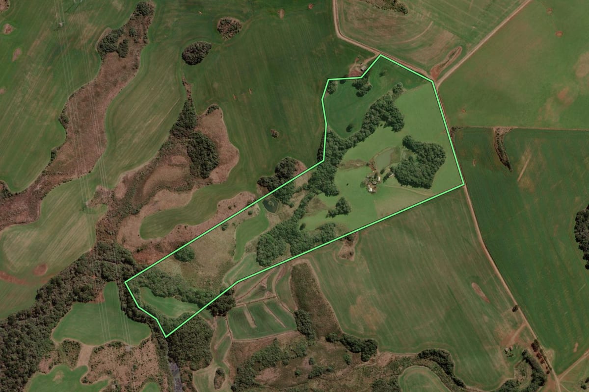 Imagem de satélite do imóvel rural em Lagoa Vermelha (RS), com o contorno declarado no CAR desenhado por cima.
