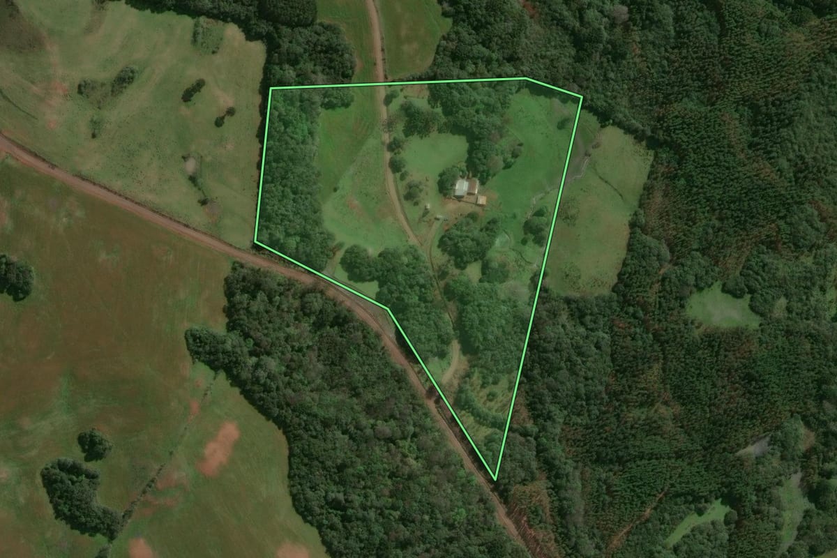 Imagem de satélite do imóvel rural em Lagoa Vermelha (RS), com o contorno declarado no CAR desenhado por cima.