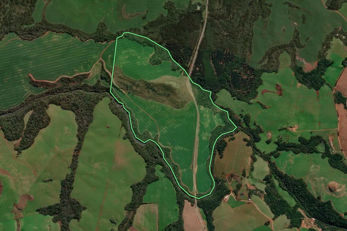 Imagem de satélite do imóvel rural em Lagoa Vermelha (RS), com o contorno declarado no CAR desenhado por cima.