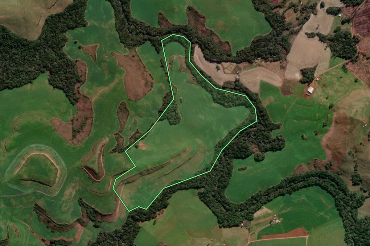 Imagem de satélite do imóvel rural em Lagoa Vermelha (RS), com o contorno declarado no CAR desenhado por cima.