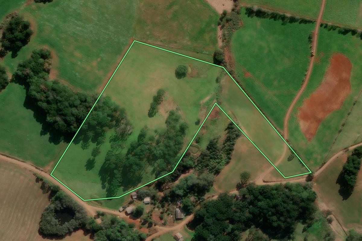 Imagem de satélite do imóvel rural em Lagoa Vermelha (RS), com o contorno declarado no CAR desenhado por cima.