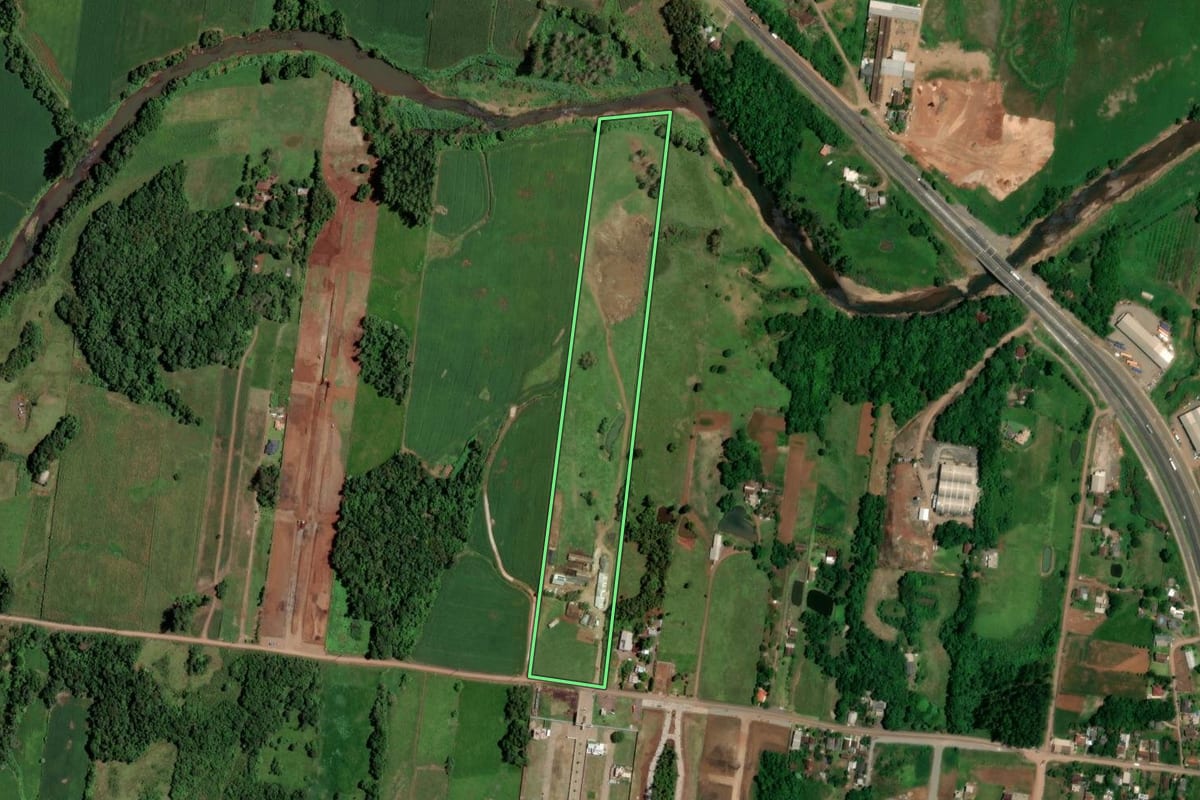 Imagem de satélite do imóvel rural em Lajeado (RS), com o contorno declarado no CAR desenhado por cima.