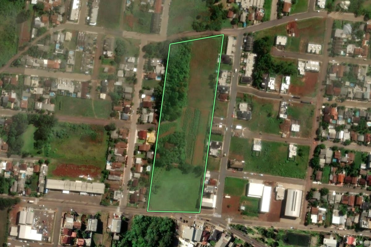 Imagem de satélite do imóvel rural em Lajeado (RS), com o contorno declarado no CAR desenhado por cima.