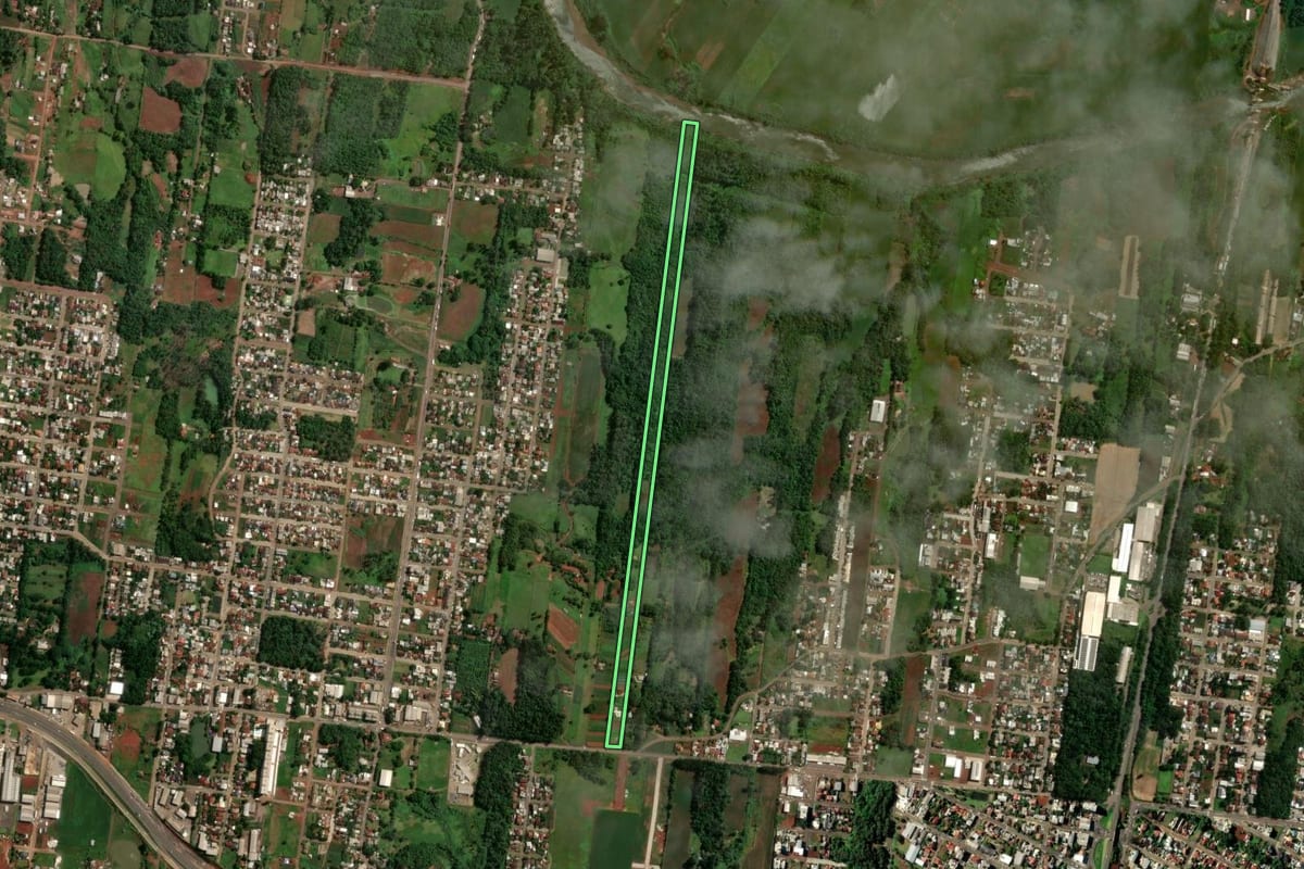 Imagem de satélite do imóvel rural em Lajeado (RS), com o contorno declarado no CAR desenhado por cima.