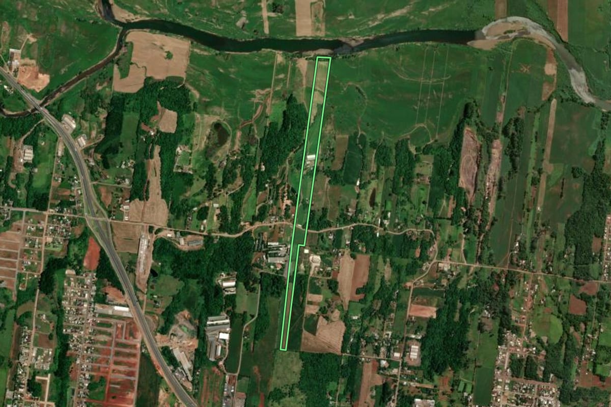 Imagem de satélite do imóvel rural em Lajeado (RS), com o contorno declarado no CAR desenhado por cima.