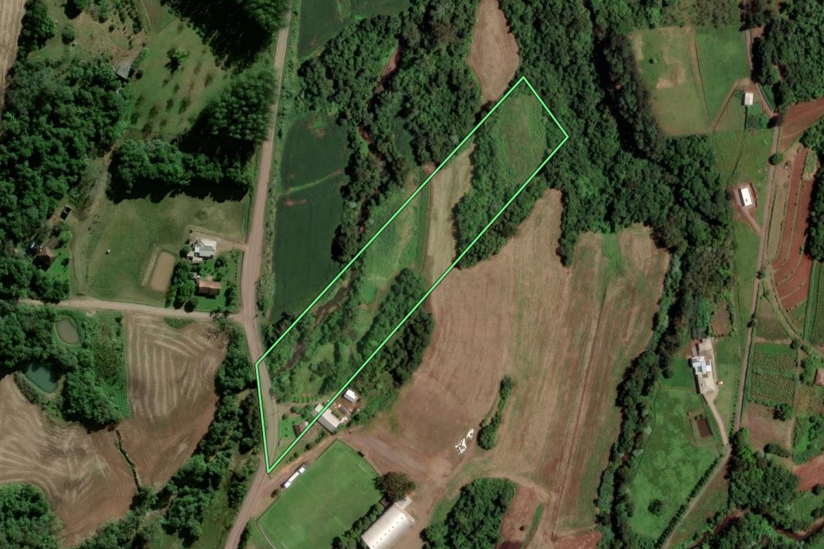 Imagem de satélite do imóvel rural em Lajeado (RS), com o contorno declarado no CAR desenhado por cima.