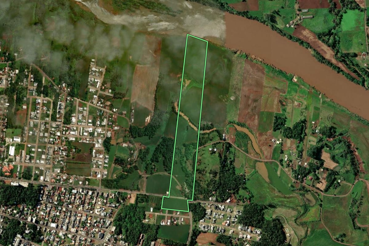 Imagem de satélite do imóvel rural em Lajeado (RS), com o contorno declarado no CAR desenhado por cima.