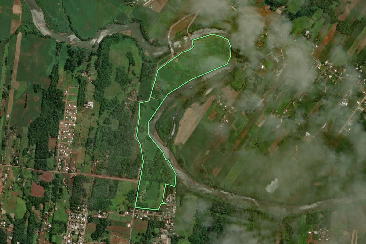 Imagem de satélite do imóvel rural em Lajeado (RS), com o contorno declarado no CAR desenhado por cima.