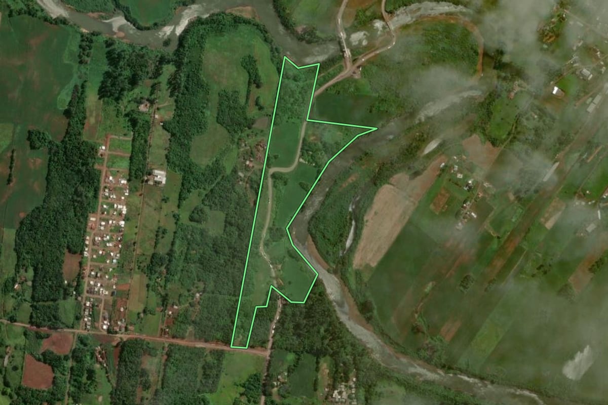 Imagem de satélite do imóvel rural em Lajeado (RS), com o contorno declarado no CAR desenhado por cima.