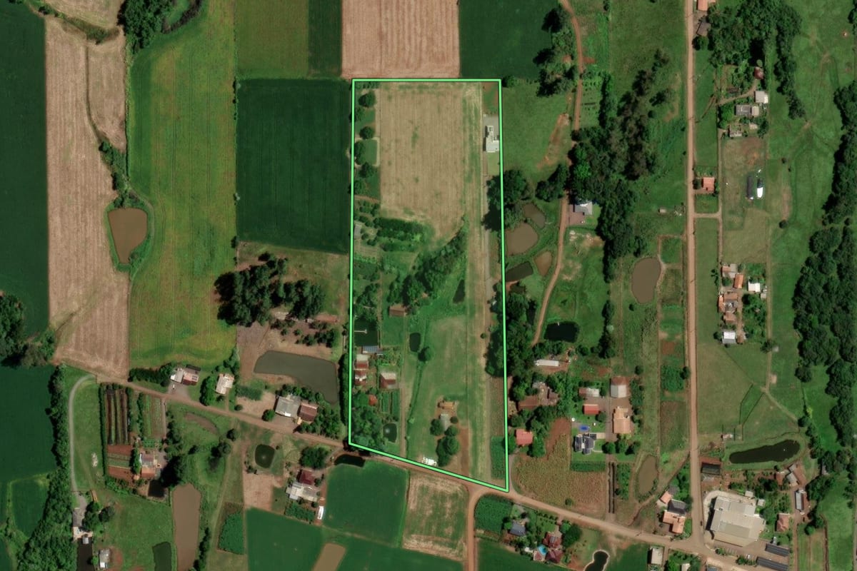 Imagem de satélite do imóvel rural em Lajeado (RS), com o contorno declarado no CAR desenhado por cima.