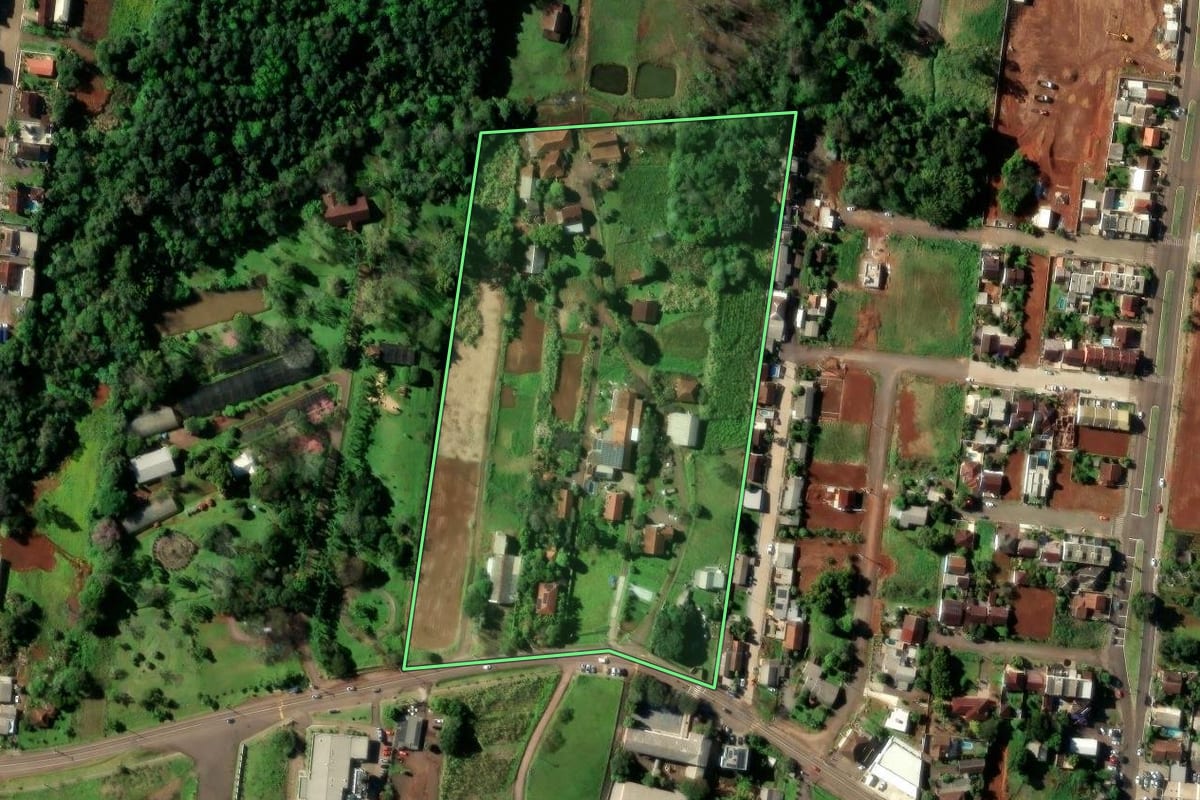 Imagem de satélite do imóvel rural em Lajeado (RS), com o contorno declarado no CAR desenhado por cima.