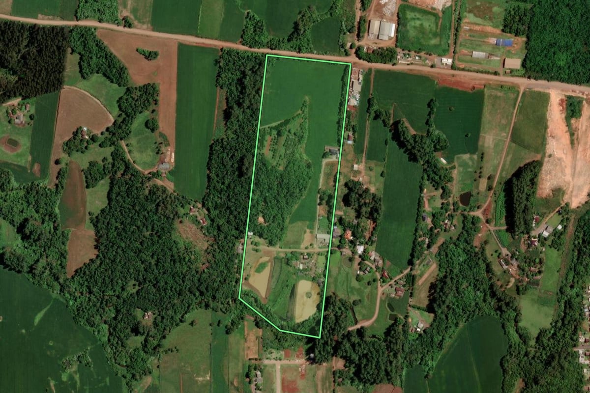 Imagem de satélite do imóvel rural em Lajeado (RS), com o contorno declarado no CAR desenhado por cima.