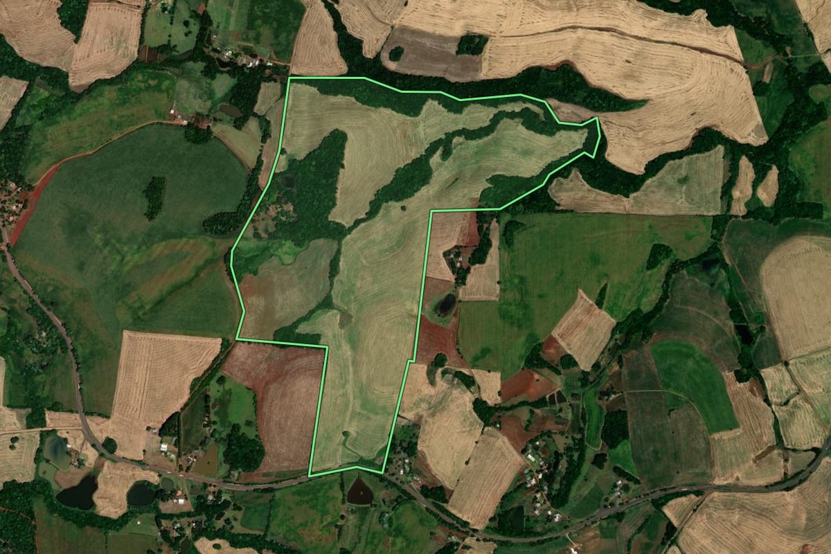 Imagem de satélite do imóvel rural em Lajeado do Bugre (RS), com o contorno declarado no CAR desenhado por cima.