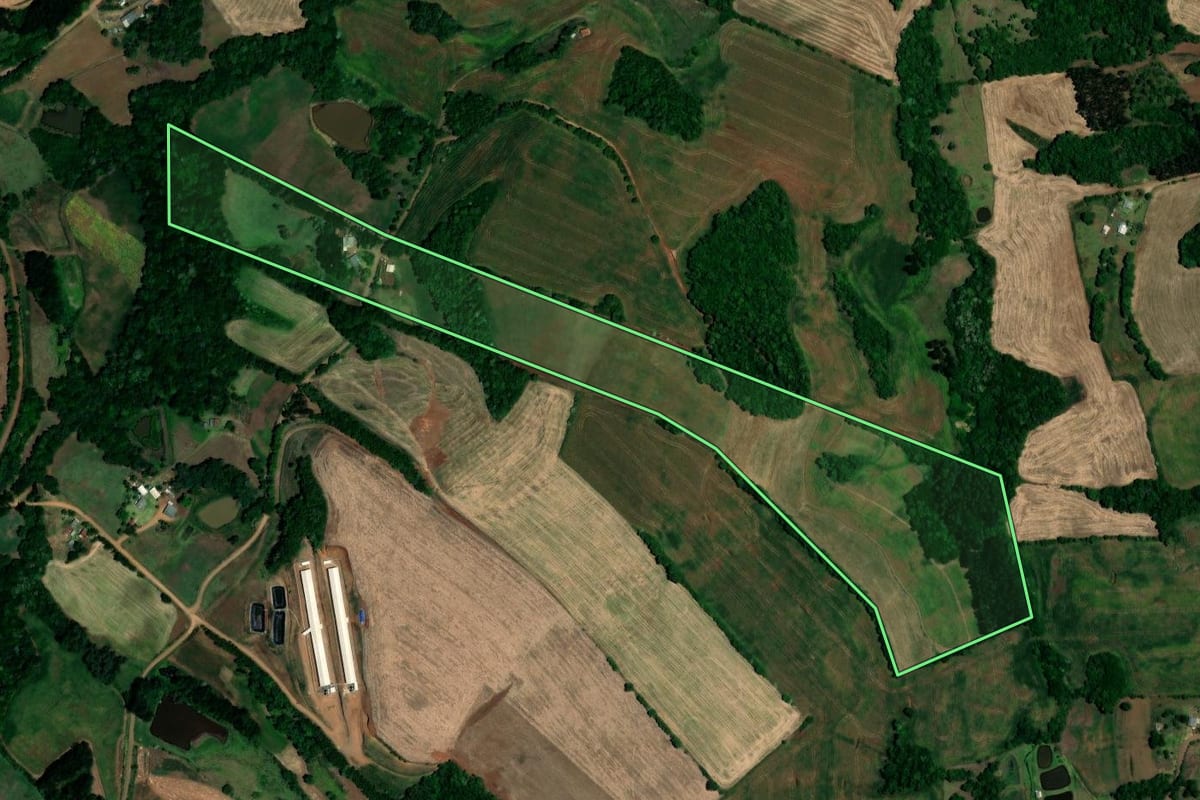 Imagem de satélite do imóvel rural em Lajeado do Bugre (RS), com o contorno declarado no CAR desenhado por cima.