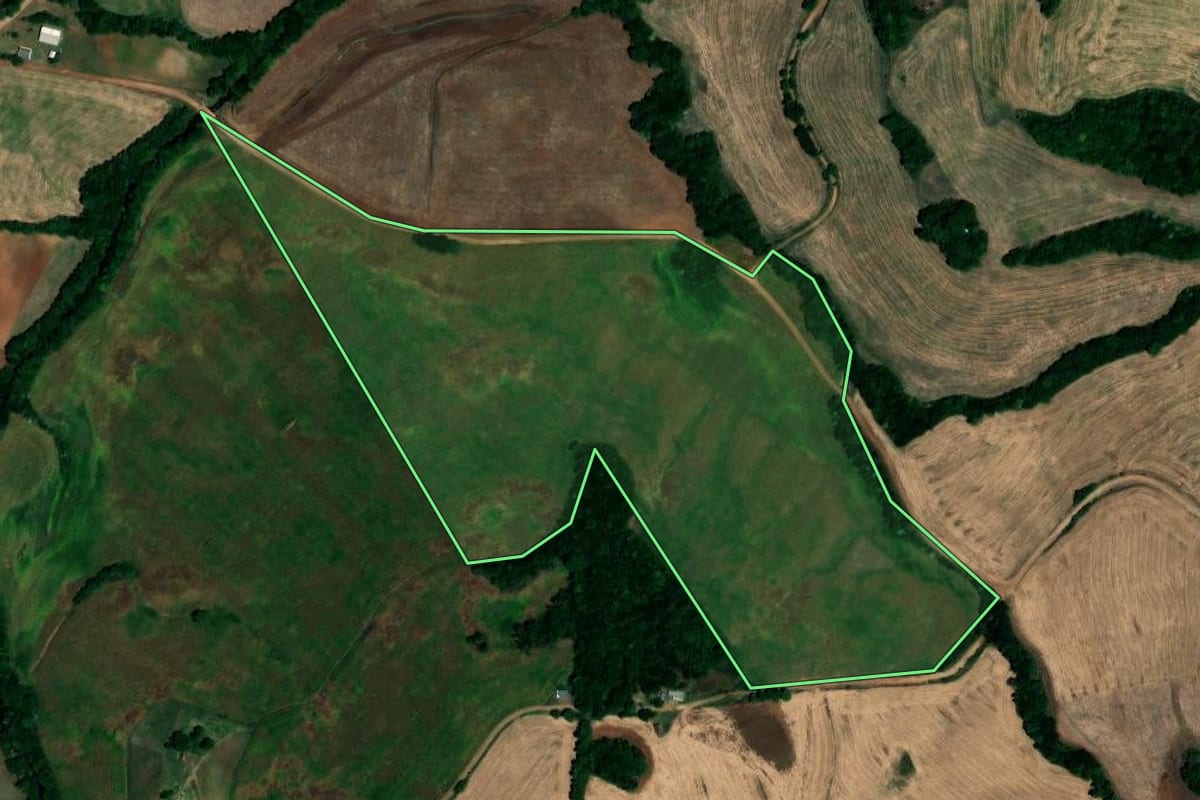 Imagem de satélite do imóvel rural em Lajeado do Bugre (RS), com o contorno declarado no CAR desenhado por cima.