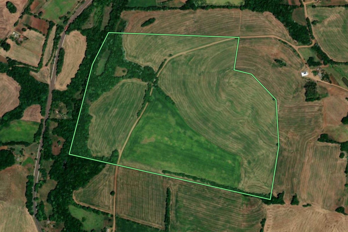 Imagem de satélite do imóvel rural em Lajeado do Bugre (RS), com o contorno declarado no CAR desenhado por cima.