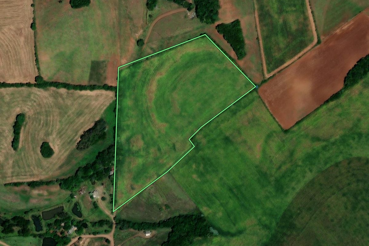 Imagem de satélite do imóvel rural em Lajeado do Bugre (RS), com o contorno declarado no CAR desenhado por cima.