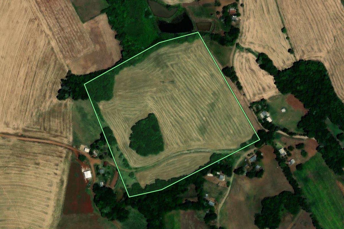 Imagem de satélite do imóvel rural em Lajeado do Bugre (RS), com o contorno declarado no CAR desenhado por cima.
