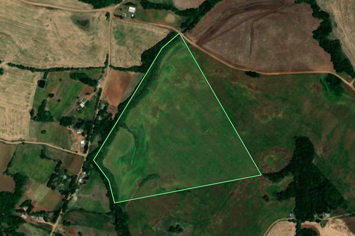 Imagem de satélite do imóvel rural em Lajeado do Bugre (RS), com o contorno declarado no CAR desenhado por cima.