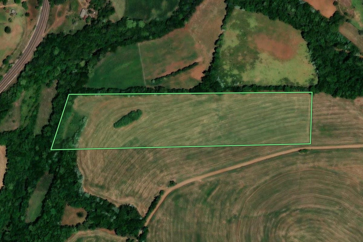 Imagem de satélite do imóvel rural em Lajeado do Bugre (RS), com o contorno declarado no CAR desenhado por cima.