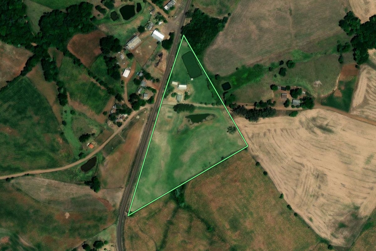Imagem de satélite do imóvel rural em Lajeado do Bugre (RS), com o contorno declarado no CAR desenhado por cima.