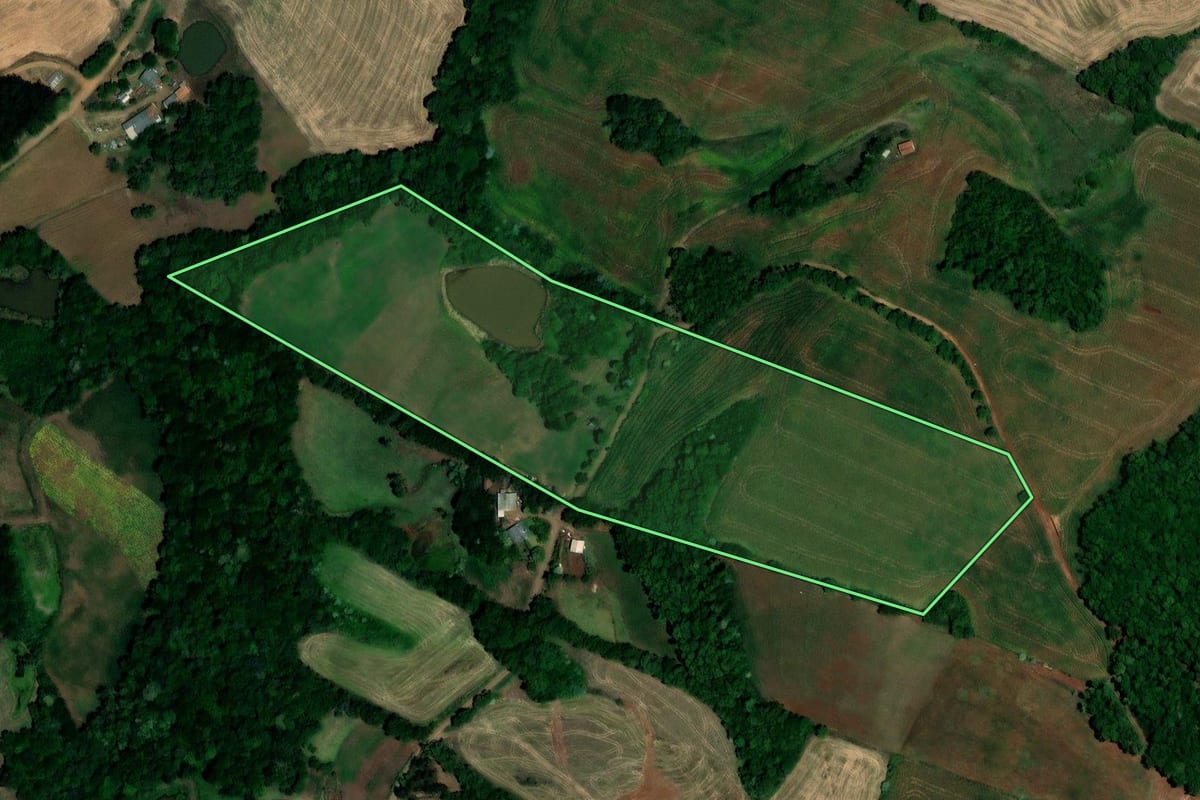 Imagem de satélite do imóvel rural em Lajeado do Bugre (RS), com o contorno declarado no CAR desenhado por cima.