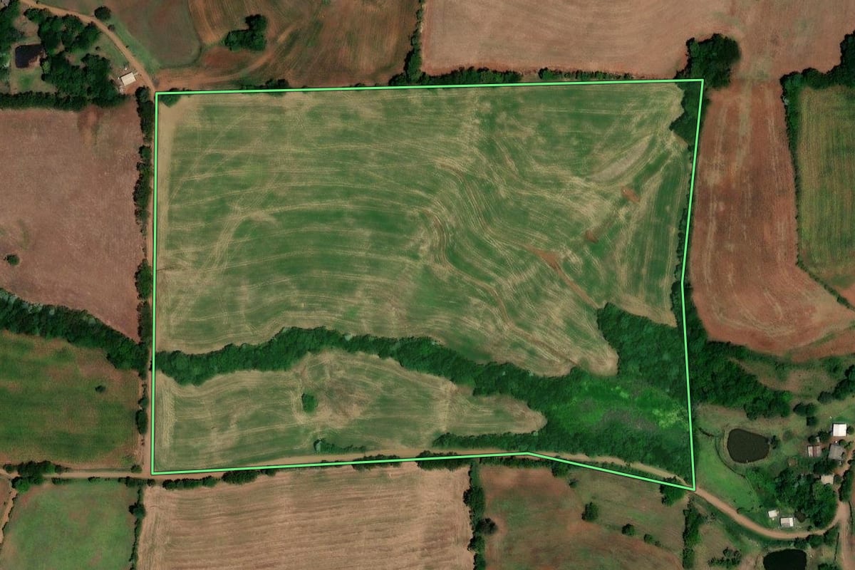 Imagem de satélite do imóvel rural em Lajeado do Bugre (RS), com o contorno declarado no CAR desenhado por cima.