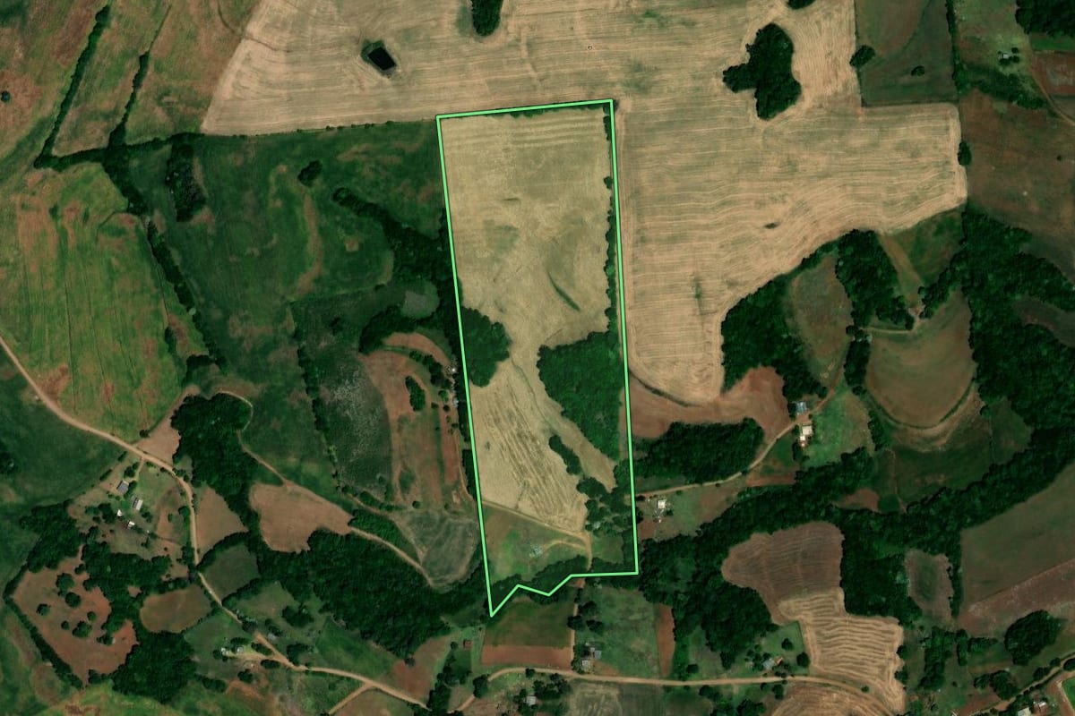 Imagem de satélite do imóvel rural em Lajeado do Bugre (RS), com o contorno declarado no CAR desenhado por cima.