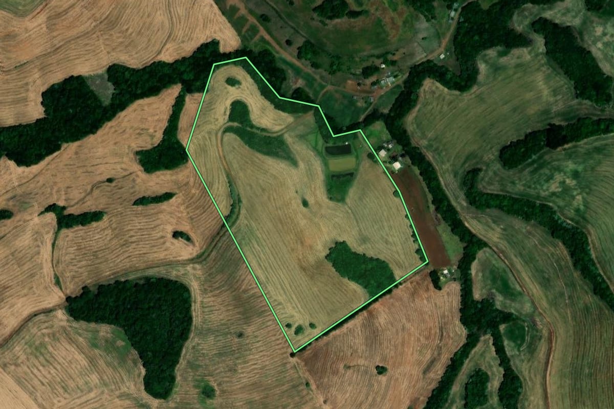 Imagem de satélite do imóvel rural em Lajeado do Bugre (RS), com o contorno declarado no CAR desenhado por cima.