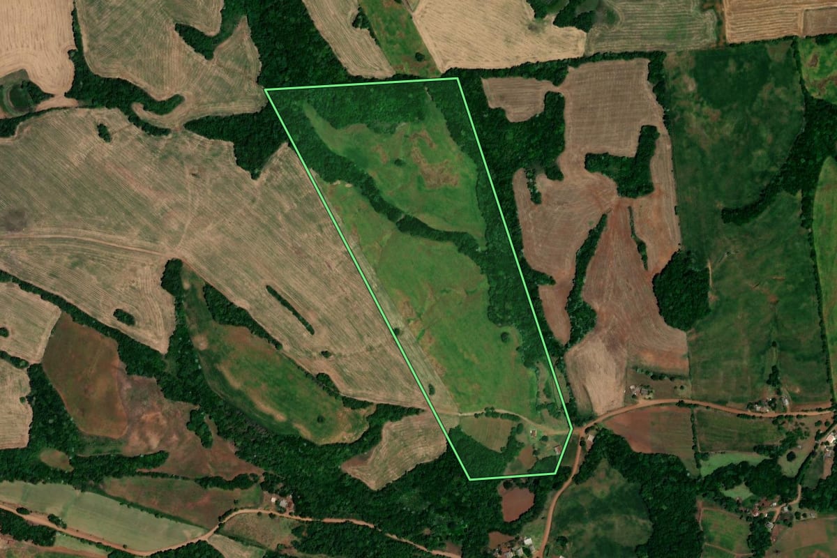 Imagem de satélite do imóvel rural em Lajeado do Bugre (RS), com o contorno declarado no CAR desenhado por cima.